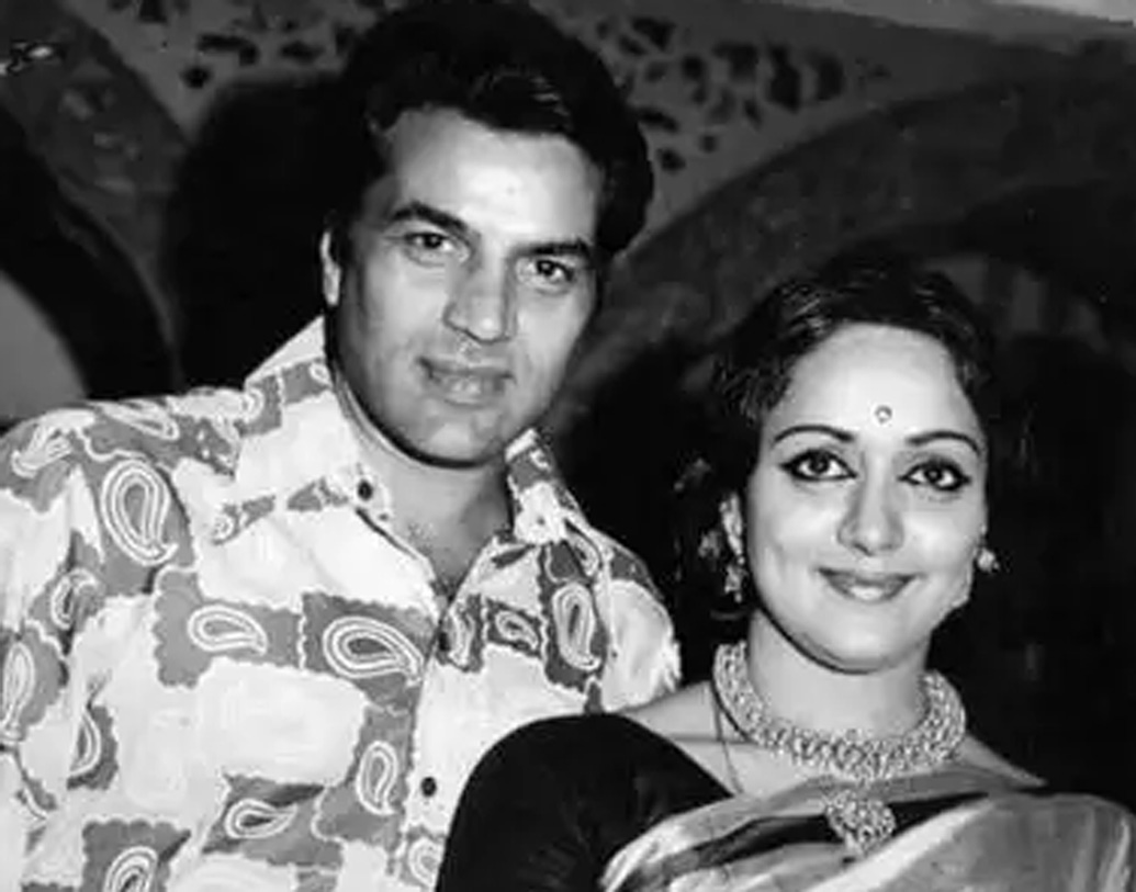 ‘ম্যায় জাঠ জমলা পাগলা দিওয়ানা’ গানে ধর্মেন্দ্রর ‘কিউট ডান্স মুভমেন্ট’-এর প্রেমে পড়েন হেমা, জানিয়েছিলেন অভিনেত্রী নিজেই।