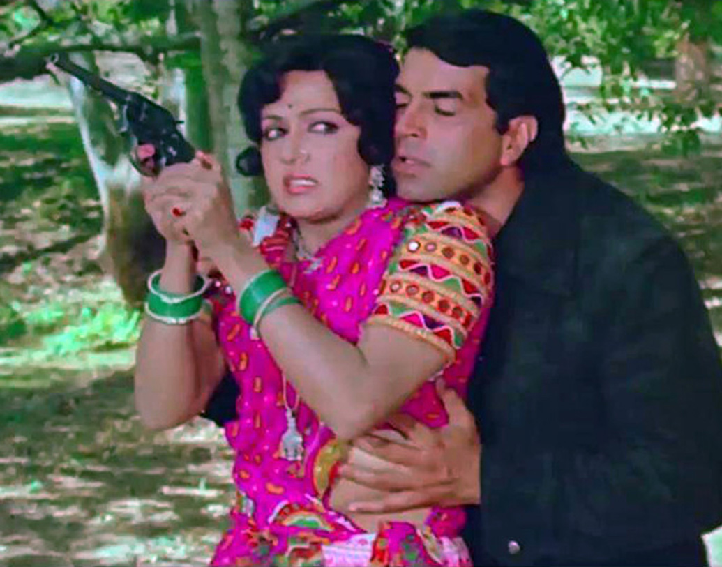 ‘শোলে’ ছবির শুটিংয়ের সময় ধর্মেন্দ্র নাকি স্পটবয়দের বলে বার বার আলো দিতে বলেছিলেন, যাতে একটি বিশেষ দৃশ্য রিটেক হয়। কারণ ওই বিশেষ দৃশ্যে তাঁর সবচেয়ে প্রিয় মানুষটির সঙ্গে ঘনিষ্ঠ দৃশ্য ছিল। যদিও হেমা বা ধর্মেন্দ্র পরবর্তীতে এ নিয়ে কিছু বলতে চাননি।