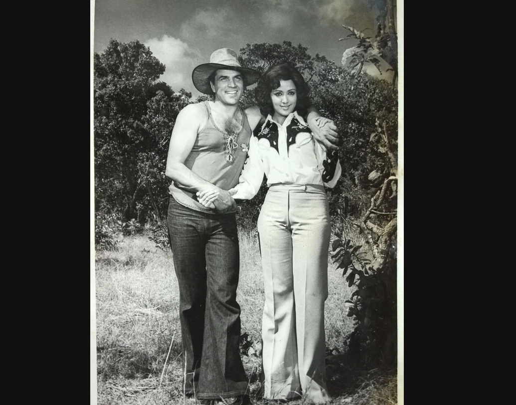 বিয়ের আগে প্রায় পাঁচ বছর তাঁরা ডেট করেছেন। তবে হেমা মালিনীর পাণিপ্রার্থী ছিলেন অনেকেই। জিতেন্দ্র ও সঞ্জীব কুমারও হেমাকে বিয়ের প্রস্তাব দেন, বেশ কয়েকটি সর্বভারতীয় দৈনিকে প্রকাশিত খবর ছিল এমনটাই।