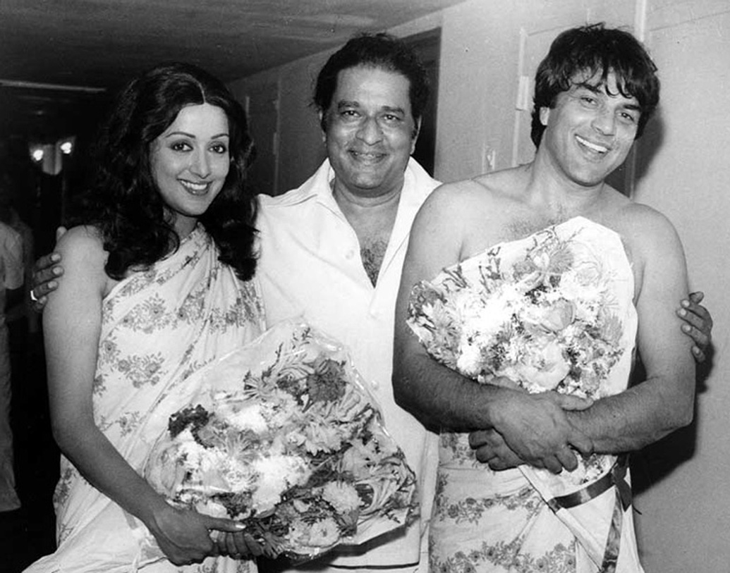 জিতেন্দ্র আর হেমার বন্ধুত্বই নাকি ভেঙে দেন ধরম। হেমার পরিবারের আপত্তি ছিল তাঁদের সম্পর্কে, কারণ ধর্মেন্দ্র তখন বিবাহিত। বিচ্ছেদ হয়নি প্রথম স্ত্রীর সঙ্গে।