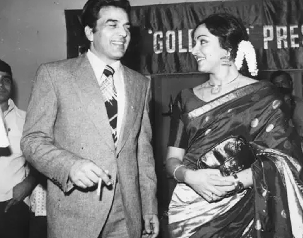 বলিউডের ম্যাগাজিন ও সর্বভারতীয় পত্রিকায় প্রকাশিত খবর অনুযায়ী, হেমা ও ধর্মেন্দ্র দু’জনেই নাকি প্রথমে ধর্ম পরিবর্তন করেন, পরবর্তীতে চুপিচুপি বিয়েটাও সেরে নেন ইসলাম মতে।