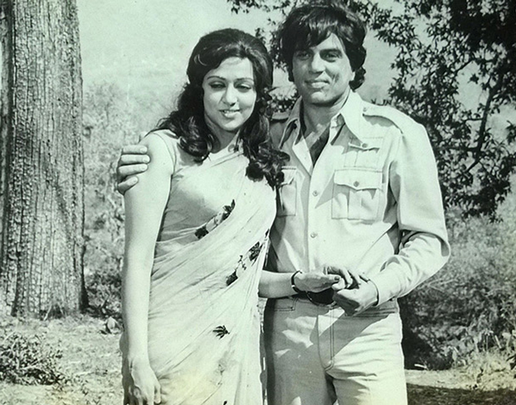 হেমার শুটিং চলছিল নাসিকে। ধর্মেন্দ্রর শুটিং চলছিল বেঙ্গালুরুতে। আচমকাই এক দিনের জন্য নিরুদ্দেশ হয়ে যান ধর্মেন্দ্র, হেমাও চিন্তায় পড়ে যান, পর দিন দেখেন ২৪ ঘণ্টা গাড়ি চালিয়ে ধর্মেন্দ্র পৌঁছে গিয়েছেন হেমার শুটে।