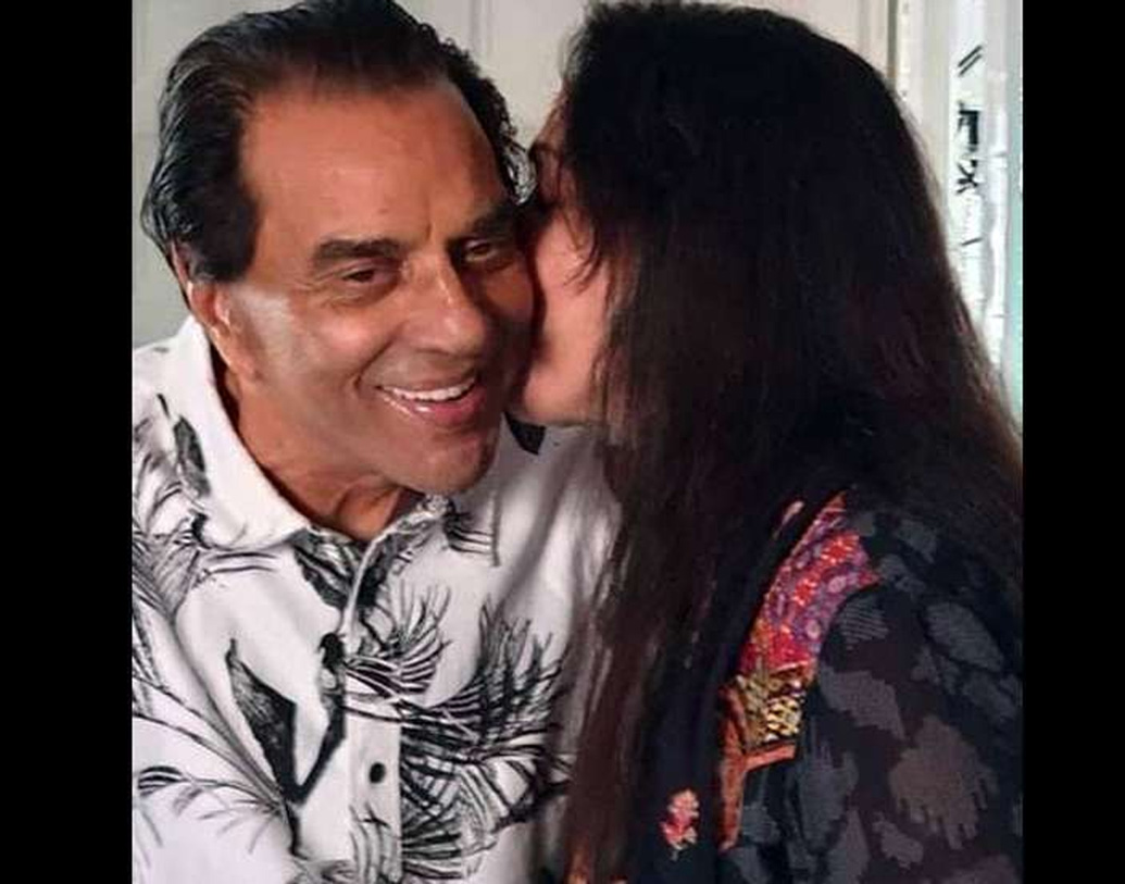 বিয়ের ৪০ বছর পরেও একই রকম কাছাকাছি রয়েছেন তাঁরা। ব্যস্ততা থাকলেও জন্মদিন আর বিবাহবার্ষিকীগুলো এক সঙ্গে থাকতেই চেষ্টা করেন।