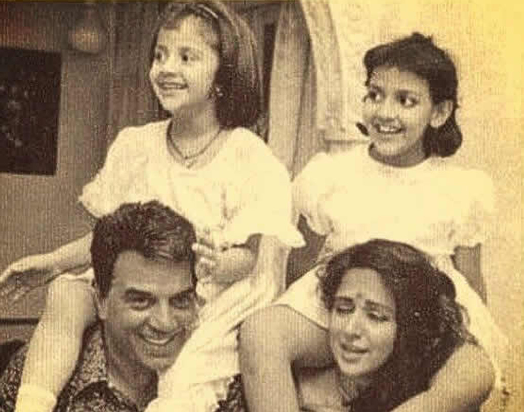 দুই মেয়ে অহনা ও এষা তো রয়েইছেন, পরবর্তীতে ধর্মেন্দ্রর প্রথম পক্ষের স্ত্রীর সন্তান সানি ও ববির সঙ্গে হেমার হৃদ্যতা তৈরি হয়।