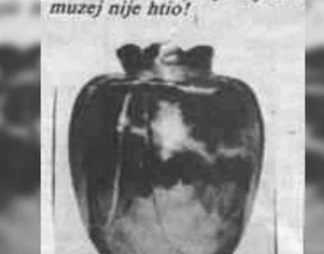 বাসানো ভাস: ১৫ শতকে ইতালির এক মহিলা নিজের হাতে বানানো ফুলদানি বিয়ের রাতে স্বামীকে উপহার দিয়েছিলেন। সেই রাতেই খুন হন ওই মহিলা। হাতে তার সেই ফুলদানিটি ছিল।