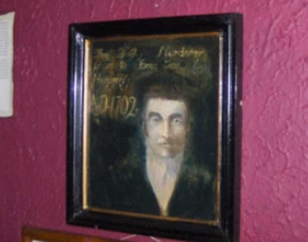 টমাস বাসবি চেয়ার: এটা ‘বাসবি’স স্টুপ চেয়ার’ বা ‘ডেড ম্যান’স চেয়ার’ নামেই বেশি পরিচিত। টমাস বাসবি কুখ্যাত দুষ্কৃতী ছিল। ১৭০২ সালে তাকে নর্থ ইয়র্কশায়ারে ফাঁসি দেওয়া হয়। তার আর্জি ছিল ফাঁসির আগে যেন তাকে তার প্রিয় হোটেলে খাওয়ানো হয়।