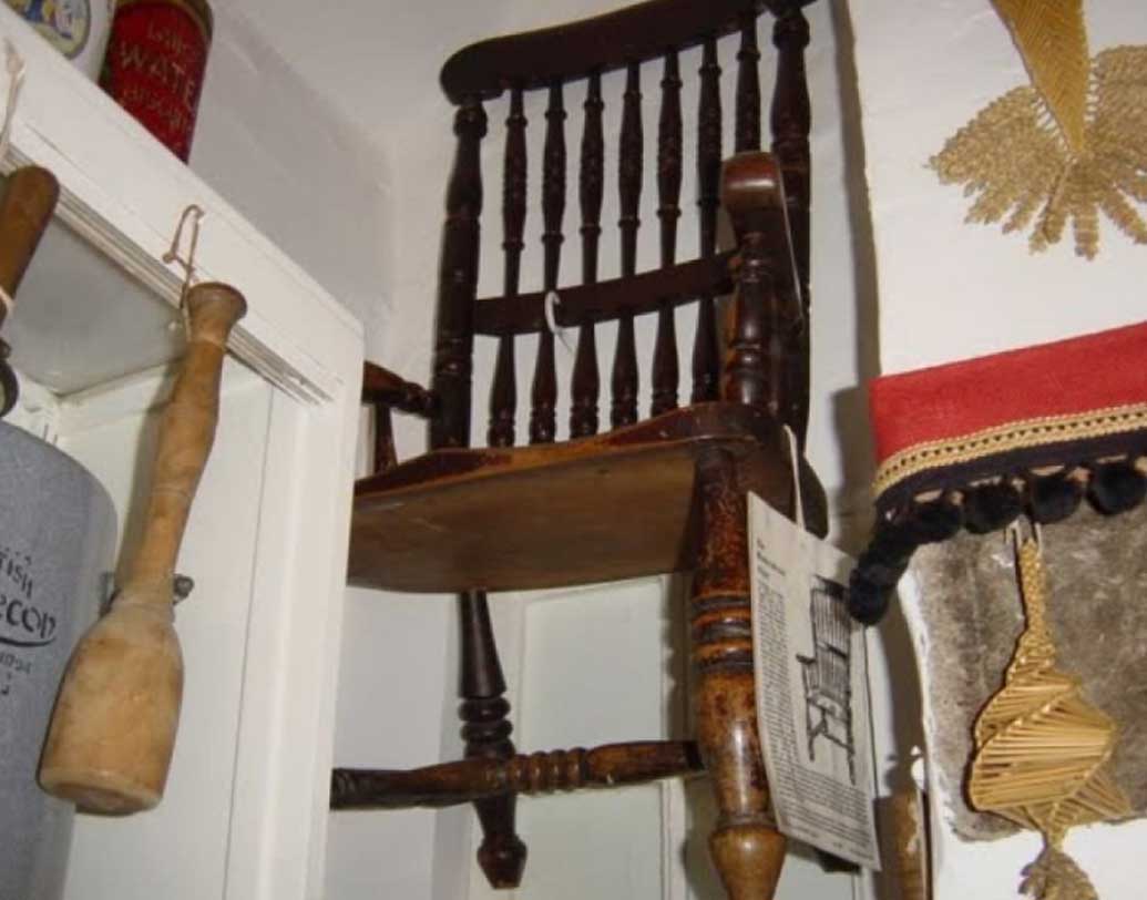 খাবার শেষে বাসবি উঠে দাঁড়িয়ে বলেছিলেন, এই চেয়ারে যে বসবে তারই মৃত্যু হবে। ওই চেয়ারে যাঁরা বসার সাহস দেখিয়েছিলেন, প্রত্যেকেরই নাকি রহস্যজনক মৃত্যু হয়। হোটেল মালিক চেয়ারটা পরে ব্রিটেনের থার্সক মিউজিয়ামে দিয়ে দেন। অনভিপ্রেত ঘটনা এড়াতে চেয়ারটিকে মাটি থেকে ৫ ফুট উঁচুতে ঝুলিয়ে রাখা হয়।