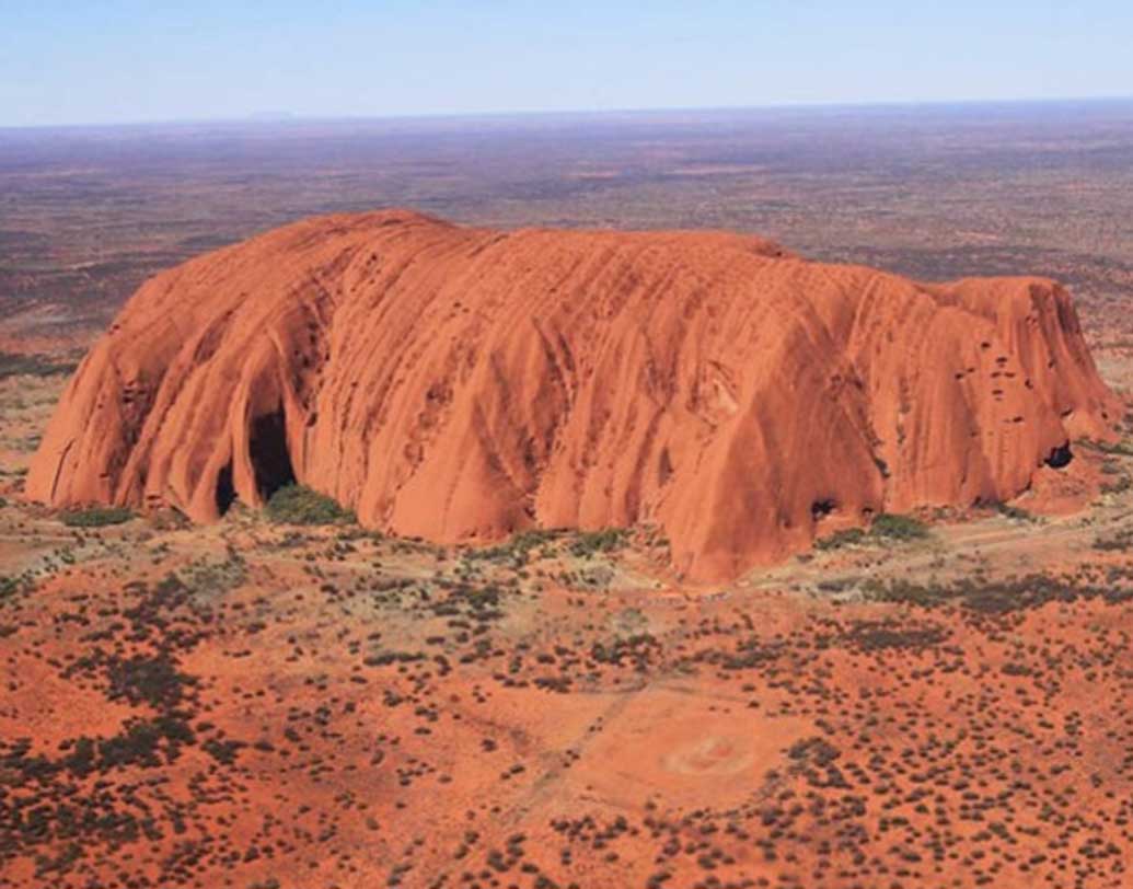 পিস অব উলুরু রক: অস্ট্রেলিয়ার দক্ষিণ অংশে বিশাল আকারের বেলেপাথরের টিলা এটি। আয়ার্স রক নামেও পরিচিত এটি। স্থানীয় উপজাতিদের কাছে এই অঞ্চলটি খুব পবিত্র। পর্যটকদের এখান থেকে কোনও কিছু নিয়ে যেতে নিষেধ করা হয়।