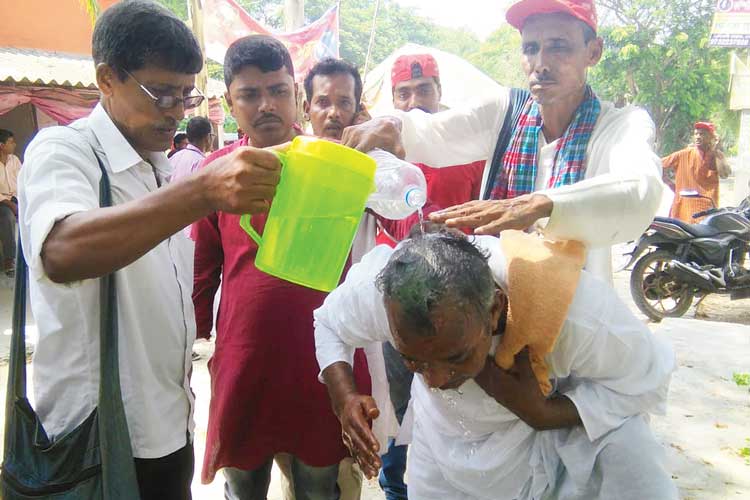 সুভাষ নস্করের শুশ্রূষা করছেন দলীয় কর্মীরা। ছবি: সামসুল হুদা।