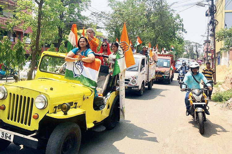 জনসংযোগ: বন্ডেল ব্রিজের কাছে প্রচারে দক্ষিণ কলকাতা কেন্দ্রের কংগ্রেস প্রার্থী মিতা চক্রবর্তী। 