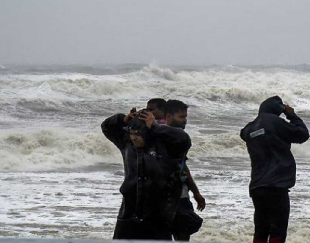‘এক্সট্রিমলি সিভিয়ার সাইক্লোনিক স্টর্ম’-এ পরিণত হচ্ছে ফণী। ১৮৫ কিলোমিটার বেগে আছড়ে পড়তে পারে বলে জানিয়েছে মৌসম ভবন।