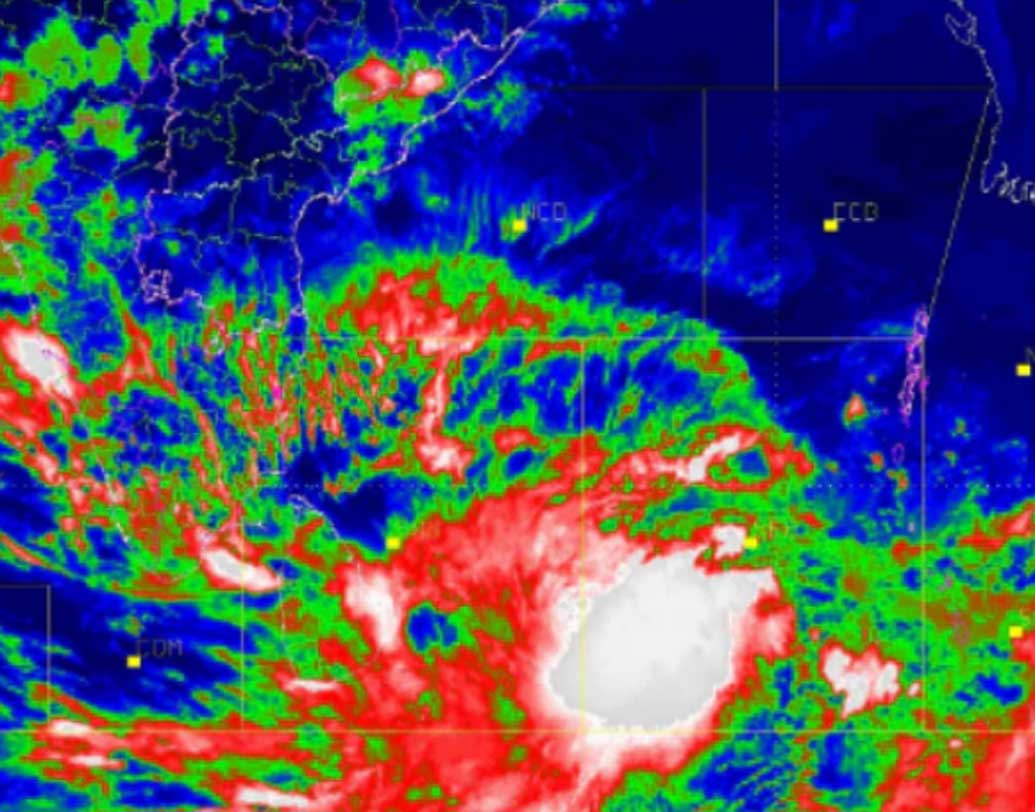 রবিবার ফণীর অবস্থান ছিল চেন্নাইয়ের দক্ষিণ-পূর্বে ১ হাজার কিলোমিটার দূরে। সোমবার এর অবস্থান অন্ধ্রপ্রদেশের মছলিপত্তনম থেকে ১,০৯০ কিলোমিটার এবং চেন্নাইয়ের দক্ষিণ-পূর্ব থেকে ৮৮০ কিলোমিটার দূরে।