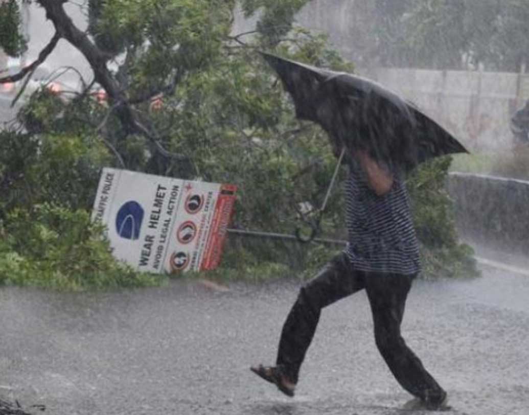 এর প্রভাবে সোমবার ও মঙ্গলবার কেরলের বিভিন্ন জায়গায় হাল্কা থেকে মাঝারি ধরনের বৃষ্টি হতে পারে বলে জানানো হয়েছে। তামিলনাড়ুর উত্তর উপকূল এবং অন্ধ্রপ্রদেশের উপকূলবর্তী এলাকাতেও ভারী বৃষ্টির সম্ভাবনা রয়েছে।