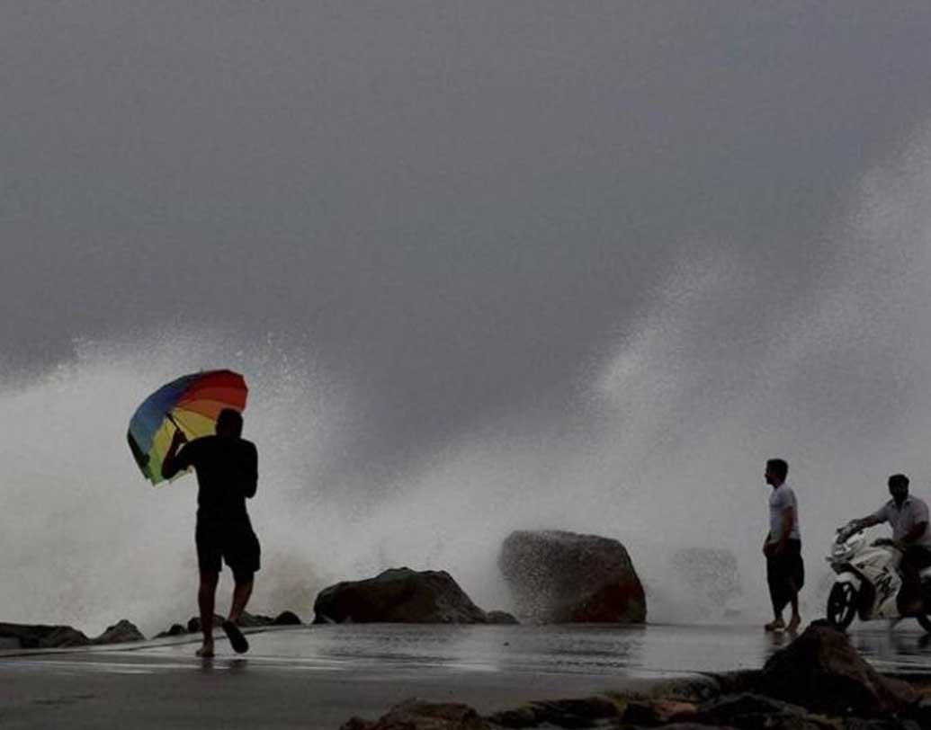 মৌসম ভবনের ডিরেক্টর জেনারেল কে জে রমেশ জানিয়েছেন, ২ মে ঘূর্ণিঝড় আছড়ে পড়তে পারে। তবে ৩০ এপ্রিল সন্ধ্যার পর বিষয়টি আরও স্পষ্ট হবে ঠিক কোন সময়, কত গতিতে আছড়ে পড়তে পারে ফণী।