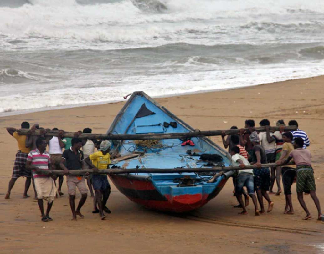ফণী যত এগিয়ে আসছে ততই উত্তাল হচ্ছে সমুদ্র। তাই তামিলনাড়ু, কেরল, অন্ধ্রপ্রদেশ এবং ওডিশা— এই সব রাজ্যে মত্স্যজীবীদের সমুদ্রে যেতে নিষেধ করা হয়েছে।