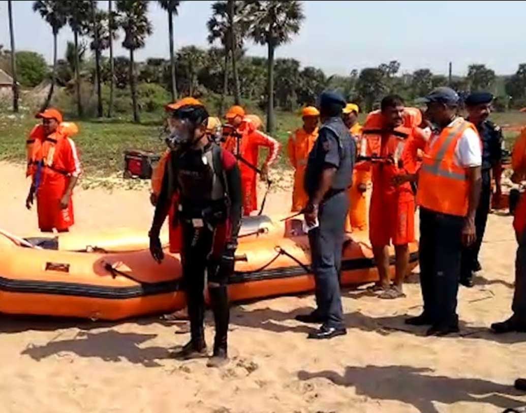 জাতীয় বিপর্যয় মোকাবিলা কমিটির সঙ্গে ক্যাবিনেট সচিবকে যোগাযোগ রাখার নির্দেশ দিয়েছেন মোদী। জাতীয় বিপর্যয় মোকাবিলা বাহিনী ও নৌবাহিনীকেও প্রস্তুত রাখা হয়েছে।