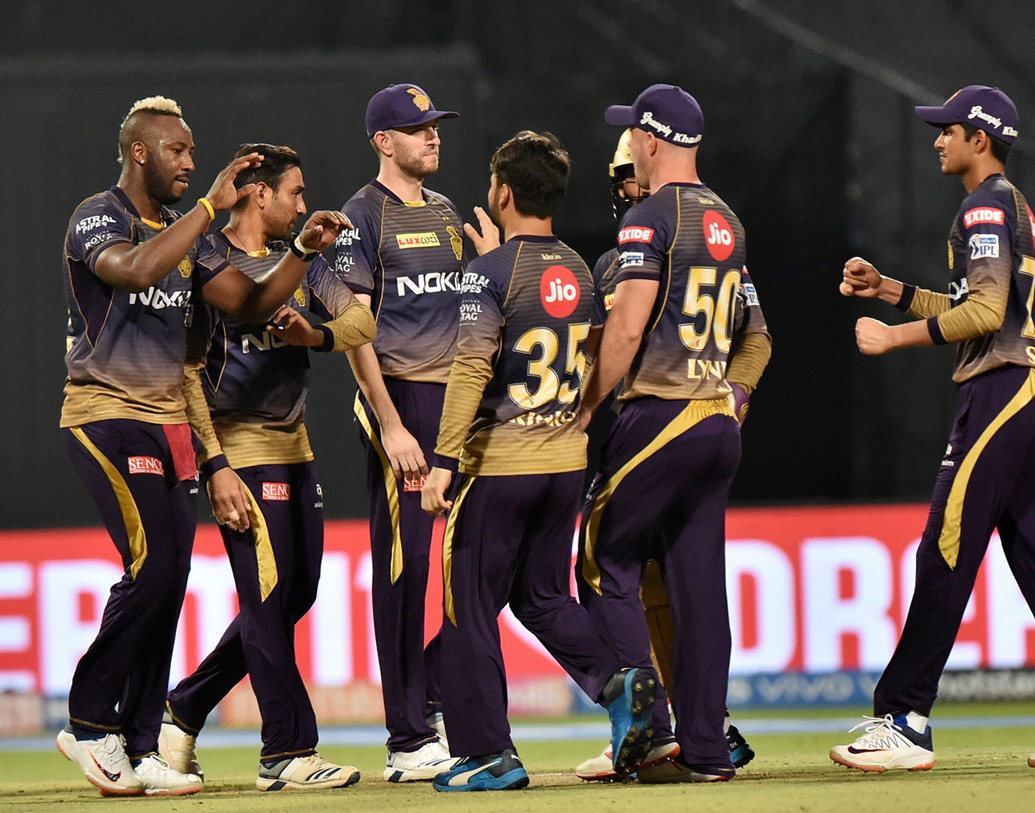 বছর চারেক পরে মুম্বই ম্যাচের শেষে শাহরুখ খান আবার হাসলেন। ঘরের মাঠে মরসুমের শেষ ম্যাচ খেলে নাইটদের নিয়ে ইডেন ঘুরলেন, চুমু ছুড়ে দিলেন দর্শকদের দিকে। অবশেষ জয়ে ফিরল কেকেআর। ঠিক কোন জায়গায় মুম্বইকে মাত দিল নাইটরা? দেখে নেওয়া যাক।