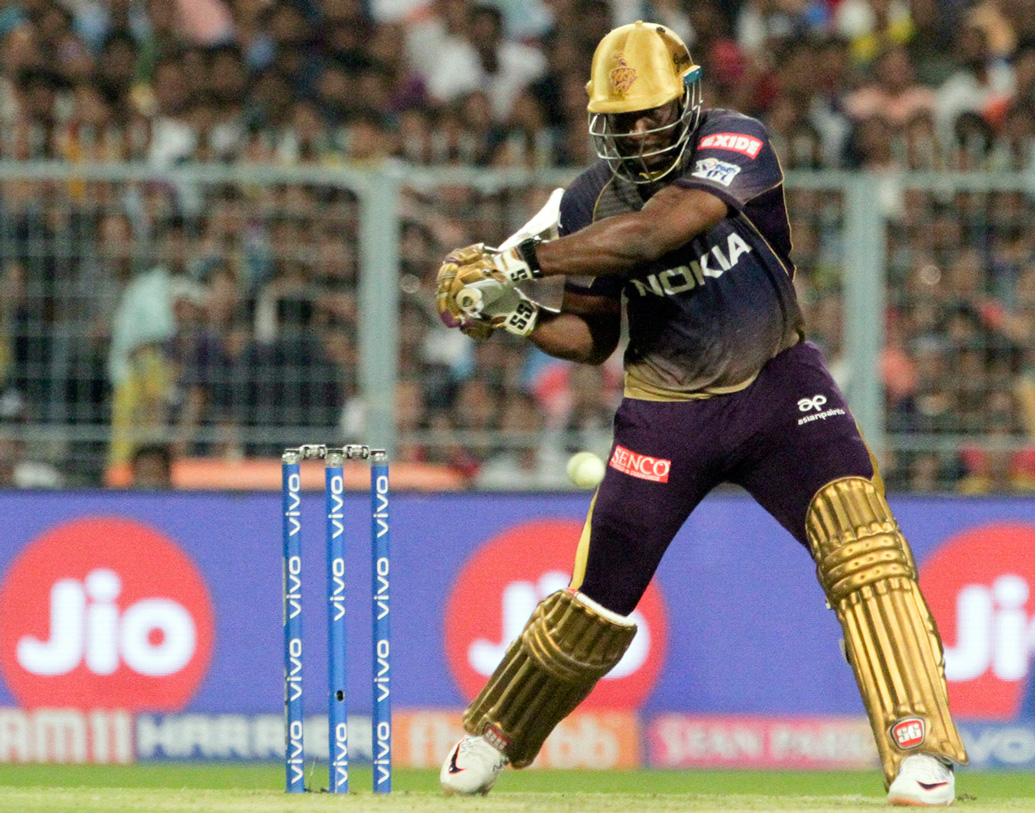 নাইটদের ব্যাটিং অর্ডারই এ দিন প্রমাণ করে দিল, এত দিন কোথায় গলদ থেকে যাচ্ছিল। ব্যাটিং অর্ডারে মুম্বই ইন্ডিয়ান্সের বিরুদ্ধে রাসেলকে তিন নম্বরে নামানোয় শাপমুক্তি ঘটল তাঁদের। রাসেল শুরুটা অন্য দিনের চেয়ে একটু মন্থর গতিতে করলেন।