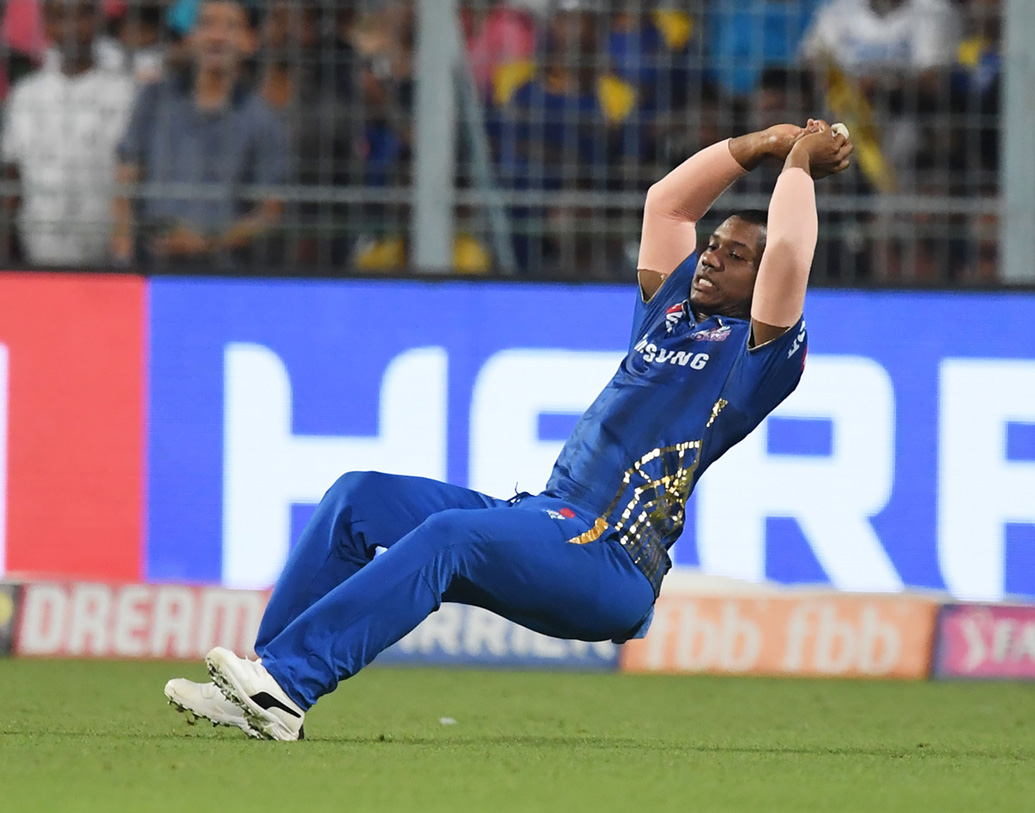 অন্য দিকে এক রানের মাথায় আন্দ্রে রাসেলের ক্যাচ ফেললেন তাঁরই স্বদেশীয় এভিন লুইস। সেই ক্যাচ মিস হওয়াটাই কেকেআরের জয়ের একটা টার্নিং পয়েন্ট।