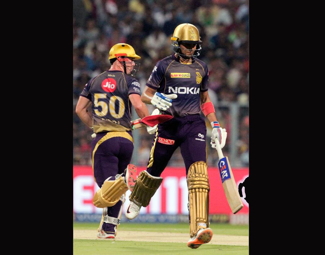 শুভমন গিল ওপেন করতে নেমে জাত চেনালেন। ৪৫ বলে ৭৬ রানের ইনিংস উপহার দিয়ে গেলেন নাইটদের। তাঁর ইনিংসই রাসেলকে হাত খোলার রাস্তা করে দেয়। 