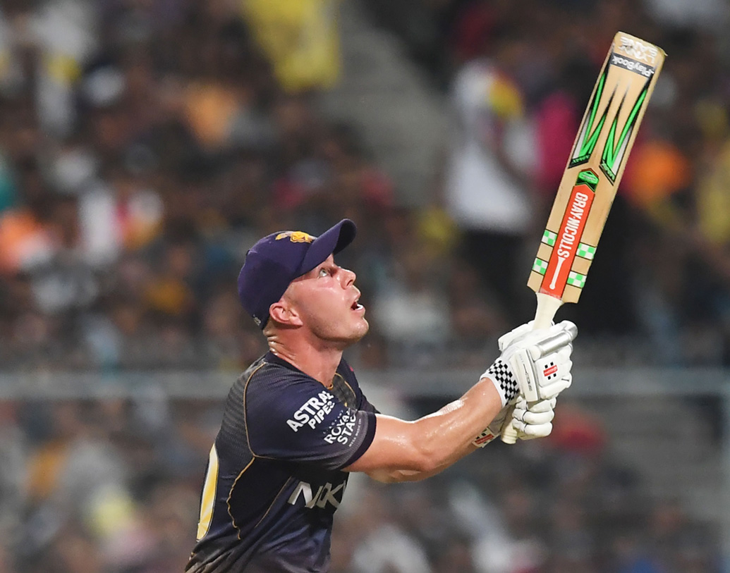 দ্রুত রান তুলতে পারছেন না, স্ট্রাইক রেটে সমস্যা এ সব অভিযোগ উড়িয়ে রবিবার ২৯ বলে ৫৪ রান করলেন ক্রিস লিন। অন্য দিকে, মুম্বইয়ের ওপেনার কুইন্টন ডি’কক শূন্য রানে প্যাভিলিয়নে ফিরলেন।