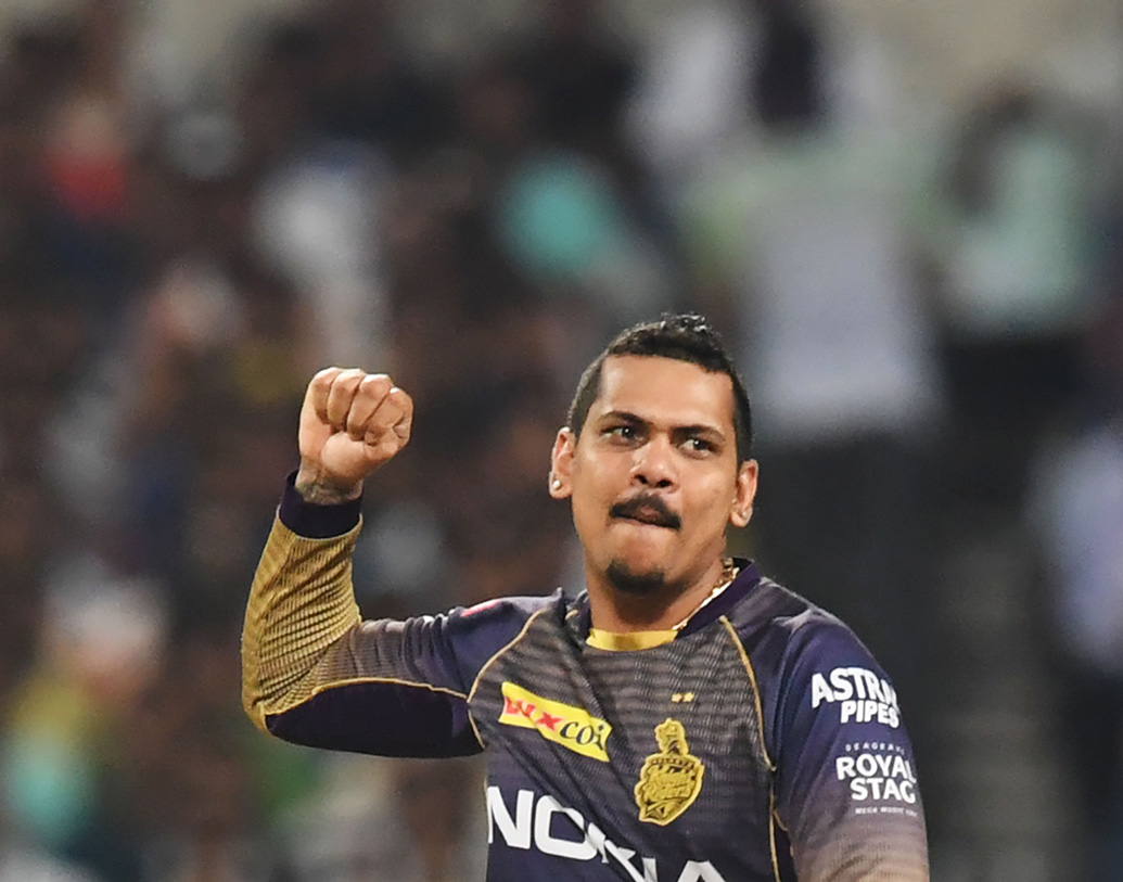 সুনীল নারাইন প্রমাণ করলেন বুড়ো হাড়ে ভেল্কি দেখানো যায়, তিনি প্রথমেই ডি কককে ফিরিয়ে মুম্বই শিবিরে ধাক্কা দেন। ক্রিজে থিতু হওয়া কিয়েরন পোলার্ডকে ফিরিয়ে দেন তিনি।