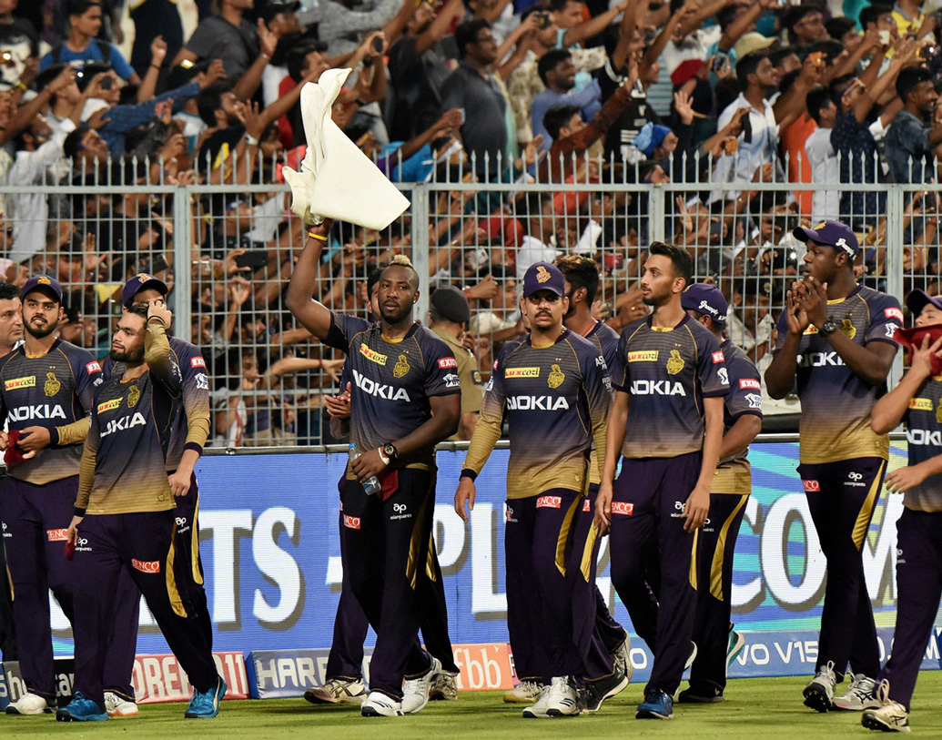 ব্যাটিং সহায়ক পিচে এগিয়ে যায় কেকেআর। ইডেনের এই বাইশ গজ সম্ভবত এ বারের আইপিএলের সেরা ব্যাটিং উইকেট। রবিবার ম্যাচের শুরুতে দেখা গেল পিচ একেবারে ন্যাড়া। পেসাররা নতুন বলও মুভ করাতে পারলেন না।