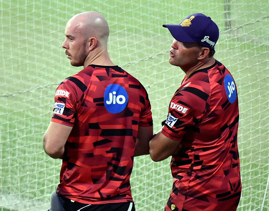 কালিস এখন ক্রিকেটার থেকে কেকেআরের কোচ। তাঁর বোনও এখনও আর চিয়ারলিডার নন আইপিএলে। সময় বদলে গিয়েছে। কাজের ধরনও বদলে গিয়েছে দাদা ও বোনের।