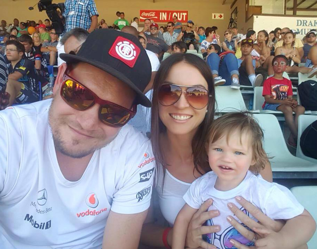 স্বামী ও মেয়েকে নিয়ে দাদার খেলা দেখতে বহু বার গ্যালারিতেও উপস্থিত ছিলেন তিনি।