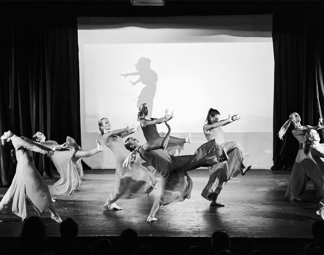 নাচ কিন্তু জেনিন এখনও ছাড়েননি, বিভিন্ন অনুষ্ঠানে অংশ নেন এখনও।