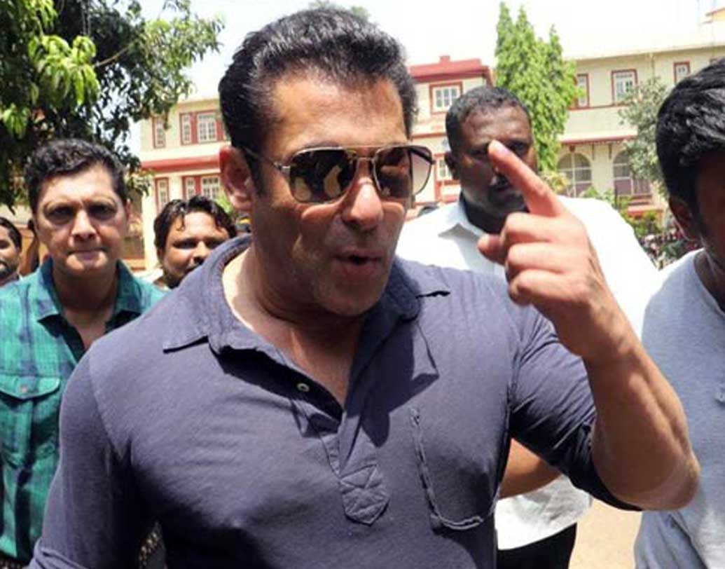 ‘ভারত’ ছবির ট্রেলার সাড়া ফেলেছে ইতিমধ্যেই। চলছে ‘দাবাং-৩’ ছবির শুটিং। তার মধ্যেই সময় করে ভোট দিতে যান সলমন খান।