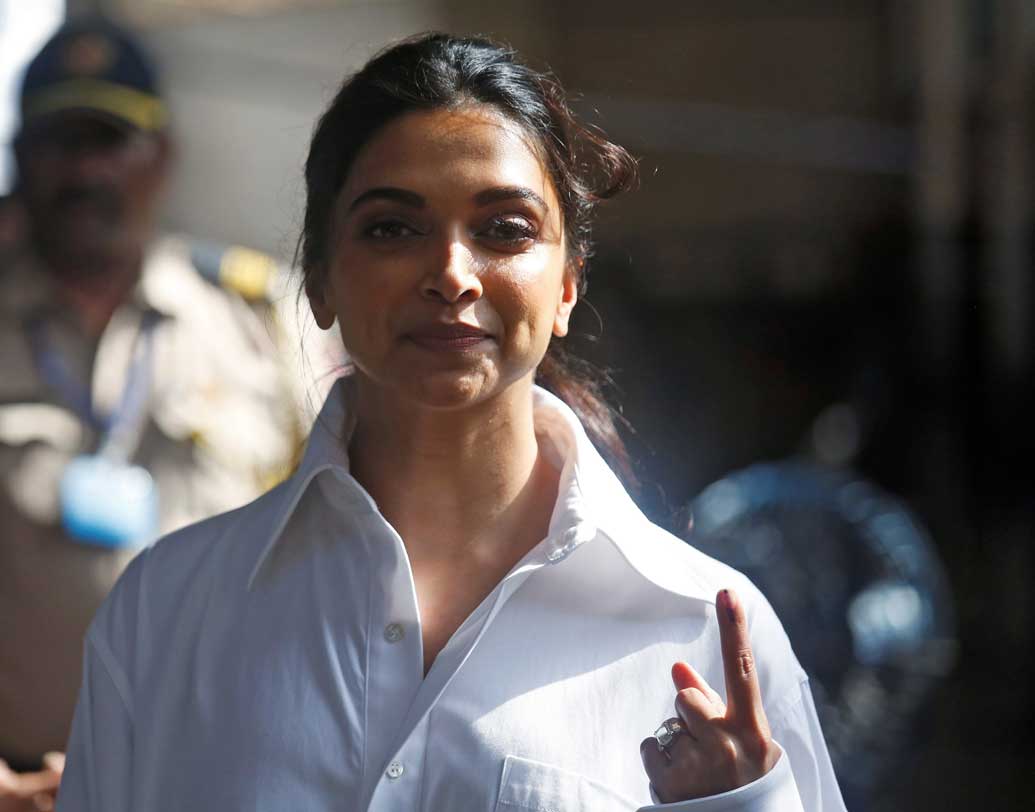 স্বামী-শ্বশুরের সঙ্গে ক্যামেরায় ধরা দেননি দীপিকা পাড়ুকোন। ভোট দেওয়ার পর একাই সংবাদমাধ্যমে ধরা দেন তিনি।