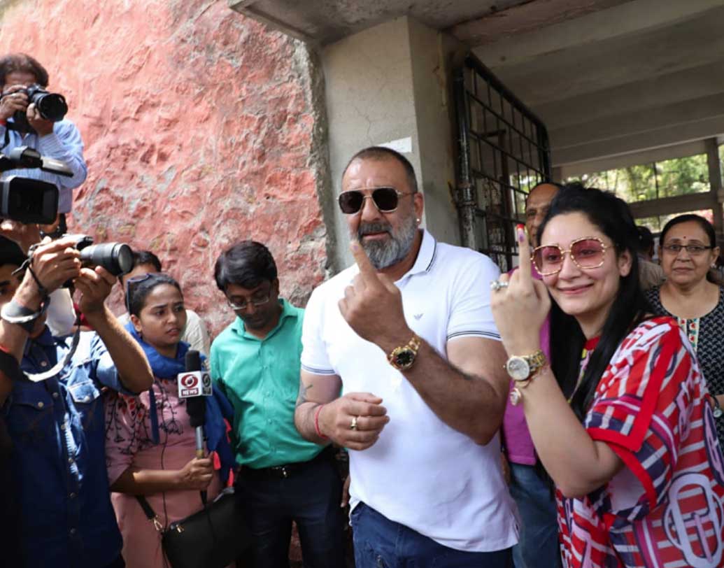 দিদি প্রিয়া দত্তের হয়ে সম্প্রতি প্রচারে দেখা গিয়েছিল সঞ্জয় দত্তকে। এ দিন স্ত্রী মান্যতাকে নিয়ে ভোট দিতে যান তিনি।