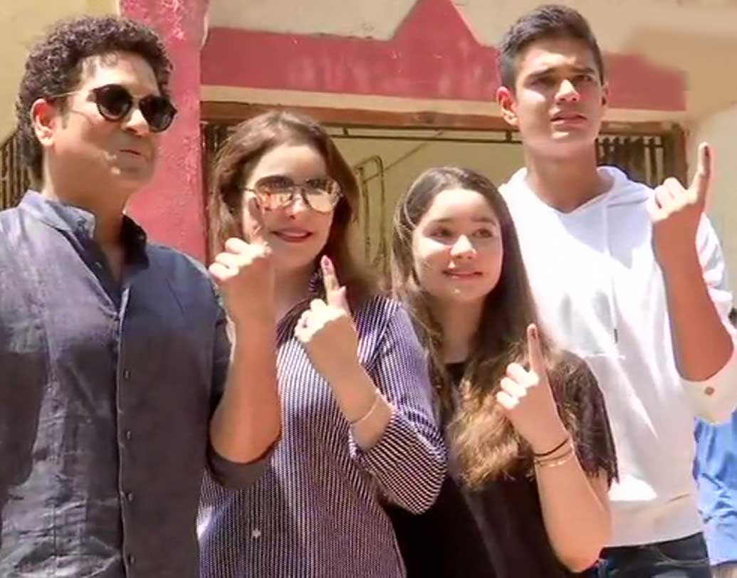 ছেলে অর্জুন, মেয়ে সারা এবং স্ত্রী অঞ্জলিকে নিয়ে মুম্বইয়ে ভোট দিতে যান সচিন তেণ্ডুলকর।