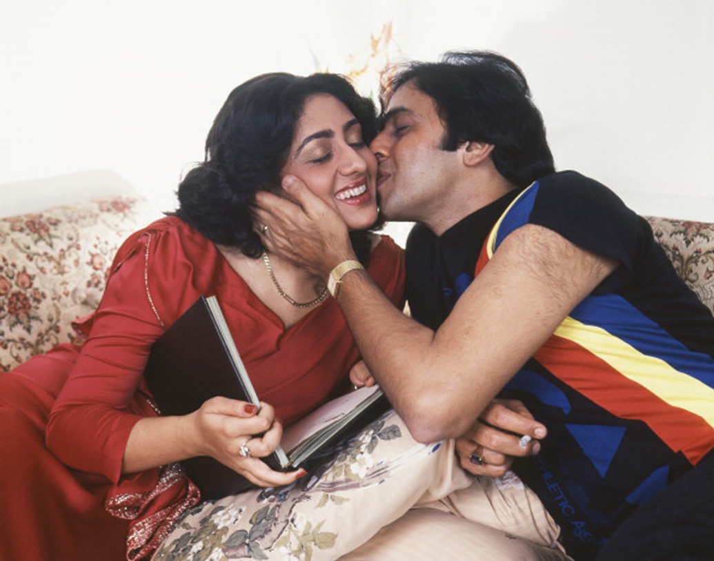 হেমা মালিনীর মা নাকি বিন্দিয়াকে একটি পার্টিতে দেখে অভিনয়ে আসার কথা বলেছিলেন। ফিল্মে আসার পর সত্তরের দশকের অন্যতম বিখ্যাত এই নায়িকার সঙ্গে নাম জড়াল অভিনেতা বিনোদ মেহেরার।