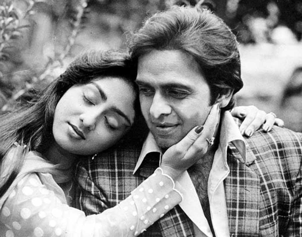 বিনোদ মেহেরার সঙ্গে তাঁর সম্পর্ক বেড়ে উঠেছিল সকলের অজান্তেই। কিন্তু বিনোদ তখন বিবাহিত, তাই সম্পর্কে বাধা এসেছিল প্রচুর।