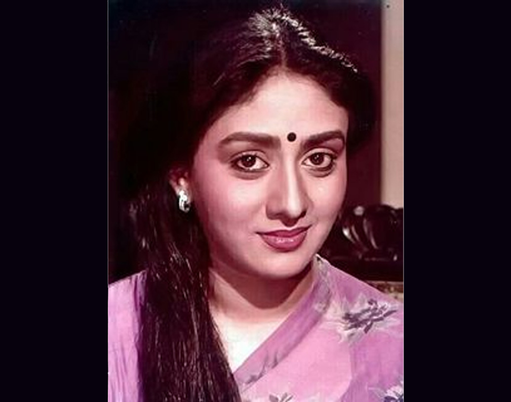 বিন্দিয়ার জীবনে এর পর আসেন পরিচালক জে পি দত্ত। তিনি পালিয়ে গিয়েই বিয়ে করেছিলেন পরিচালককে।