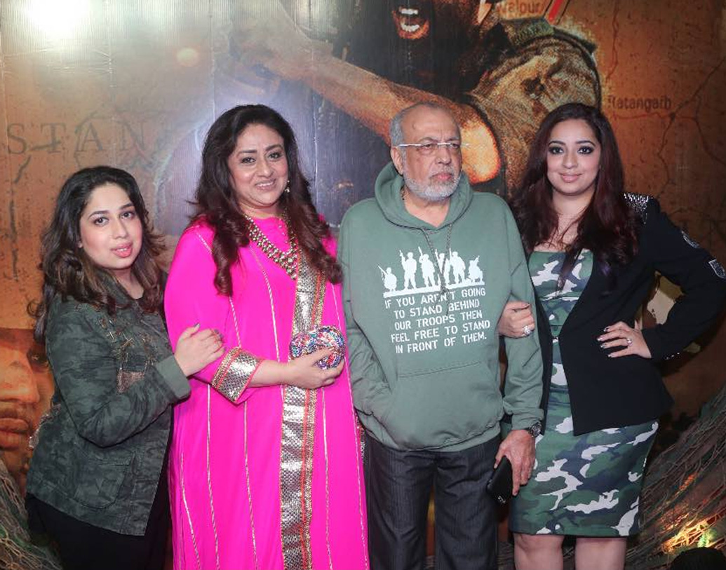 দুই মেয়ে ও স্বামী জেপি দত্তকে নিয়ে তিনি খুব ভাল আছেন। তাঁর মেয়েরা ছবির সঙ্গে যুক্ত, তবে অভিনয় করার কথা কেউ ভাবেননি, এমনটাই বলেন বিন্দিয়া। আসলে প্রতিষ্ঠিত নায়িকা ইন্ডাস্ট্রিতে স্ট্রাগল করা পরিচালককে বিয়ে করবেন, এটা কেউ ভাবেননি, বলেন অভিনেত্রী।