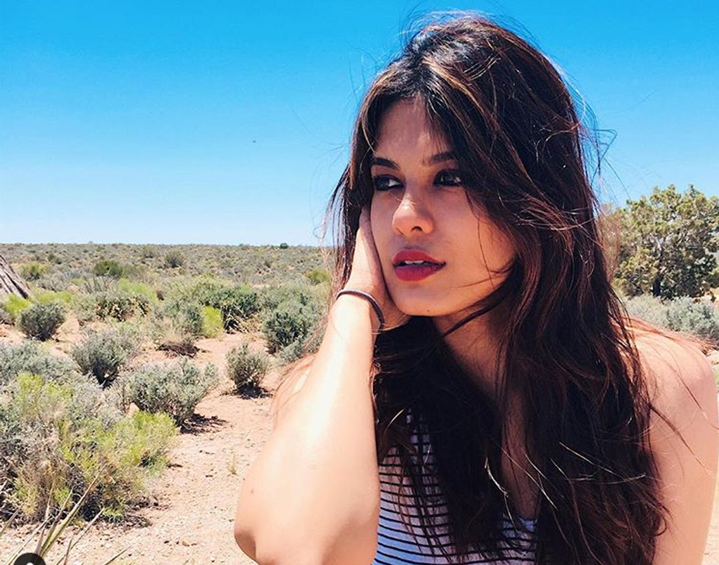 সার্ক দেশগুলির এনসিসির প্রতিনিধিত্বও করেছেন এই নায়িকা। শ্রীলঙ্কার প্রেসিডেন্টের থেকে পুরস্কার পেয়েছিলেন তিনি।