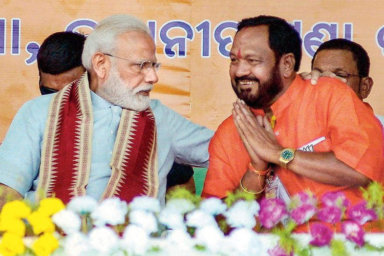 পরামর্শ: প্রধানমন্ত্রীর সঙ্গে ওড়িশার বিজেপি সভাপতি বসন্তকুমার পণ্ডা। মঙ্গলবার কালাহান্ডীর সভায়। ছবি: পিটিআই। 