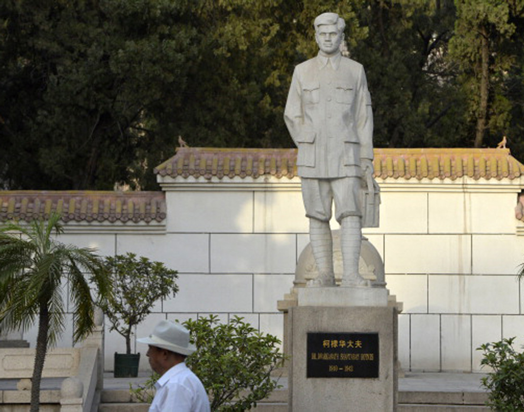 ১৯৪২ সালে ডিসেম্বরে মৃত্যু হয় কোটনিসের। চিনের নানকান প্রদেশে তাঁকে সমাহিত করা হয়। চিনের পাঠ্যবইয়ে রয়েছে তাঁর কথা।