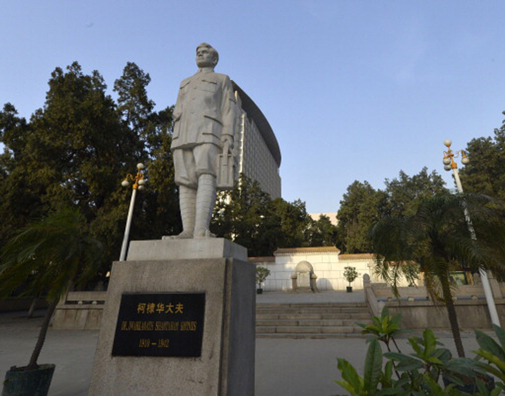 চিনের হেবেই প্রদেশে রয়েছে তাঁর মূর্তিও। ২০০৯ সালে চিনে ইন্টারনেটের একটি সমীক্ষায় সেরা ১০ ব্যক্তিত্বের তালিকায় ছিলেন কোটনিস।