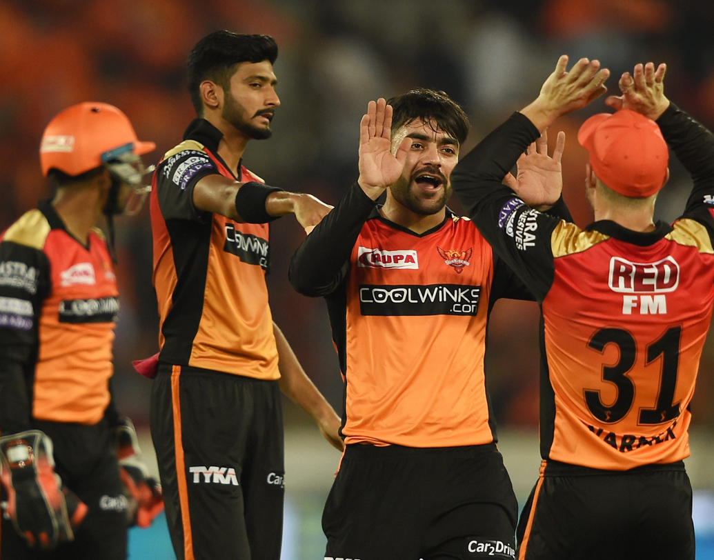 হায়দরাবাদ যদি দুটোর মধ্যে একটাতেও জেতে, তা হলে কী হবে? সে ক্ষেত্রে হায়দরাবাদের পয়েন্ট হবে ১৪। নাইটরা দুটো জিতলে এসে দাঁড়াবে সেই ১৪ পয়েন্টে। কিন্তু হায়দরাবাদের নেট রান রেট এখনও সব চেয়ে ভাল জায়গায় রয়েছে।