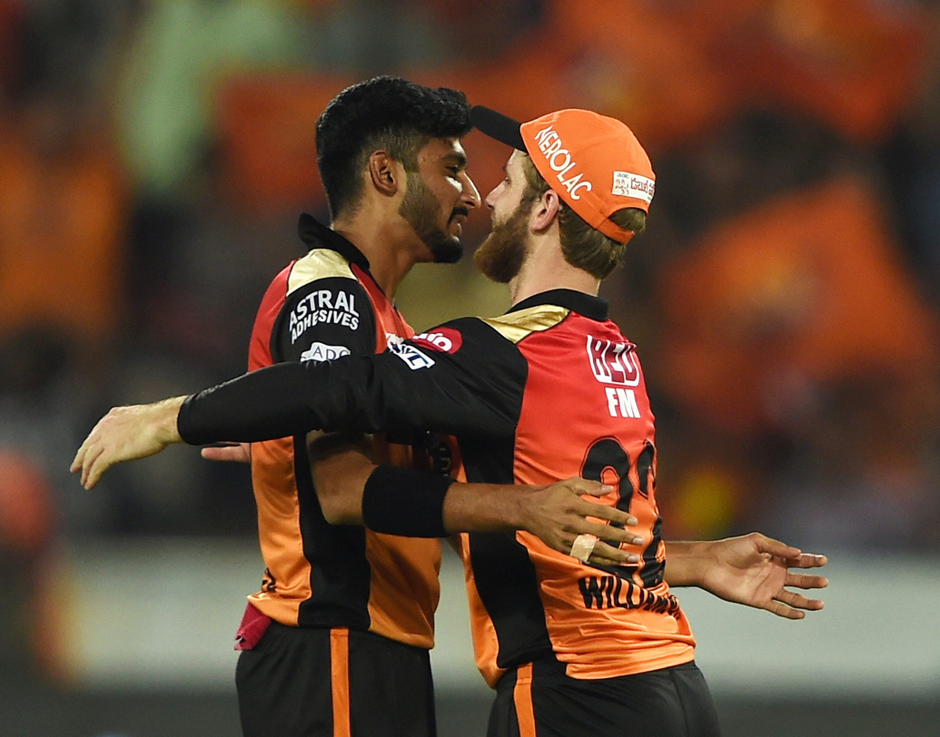 কেকেআরের স্বপ্ন শেষ হয়ে যাবে যদি তারা শেষ দুটো ম্যাচের দুটোতেই হেরে যায়। সে ক্ষেত্রে মুম্বই এবং বড় অঘটন না ঘটলে হায়দরাবাদ প্লে-অফে উঠে যাবে।