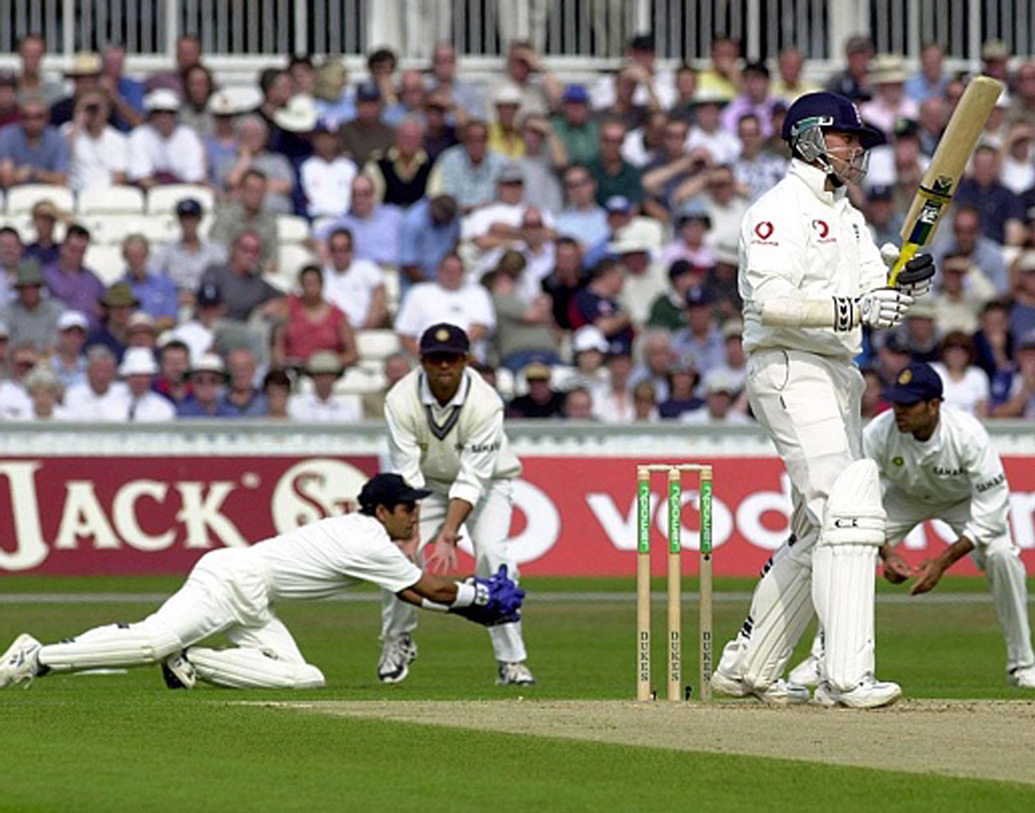 তবে প্রথম তিনটি টেস্টের তিনি তেমন ভাবে সফল না হওয়ার পরবর্তীতে পার্থিব পটেল দলে সুযোগ পেয়ে যান।  এ ছাড়াও একদিনের দলের জন্য রাহুল দ্রাবিড় ছিলেন উইকেটকিপার ব্যাটসম্যান হিসাবে।