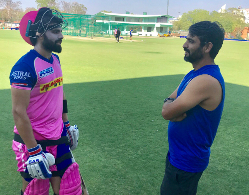 টুইটারের মতো সোশ্যাল মিডিয়ায় রীতিমতো সক্রিয় তিনি। চলতি আইপিএলে রাজস্থান রয়্যালসের ক্রিকেটারকেও তাঁর পরামর্শ নিতে দেখা গিয়েছে।