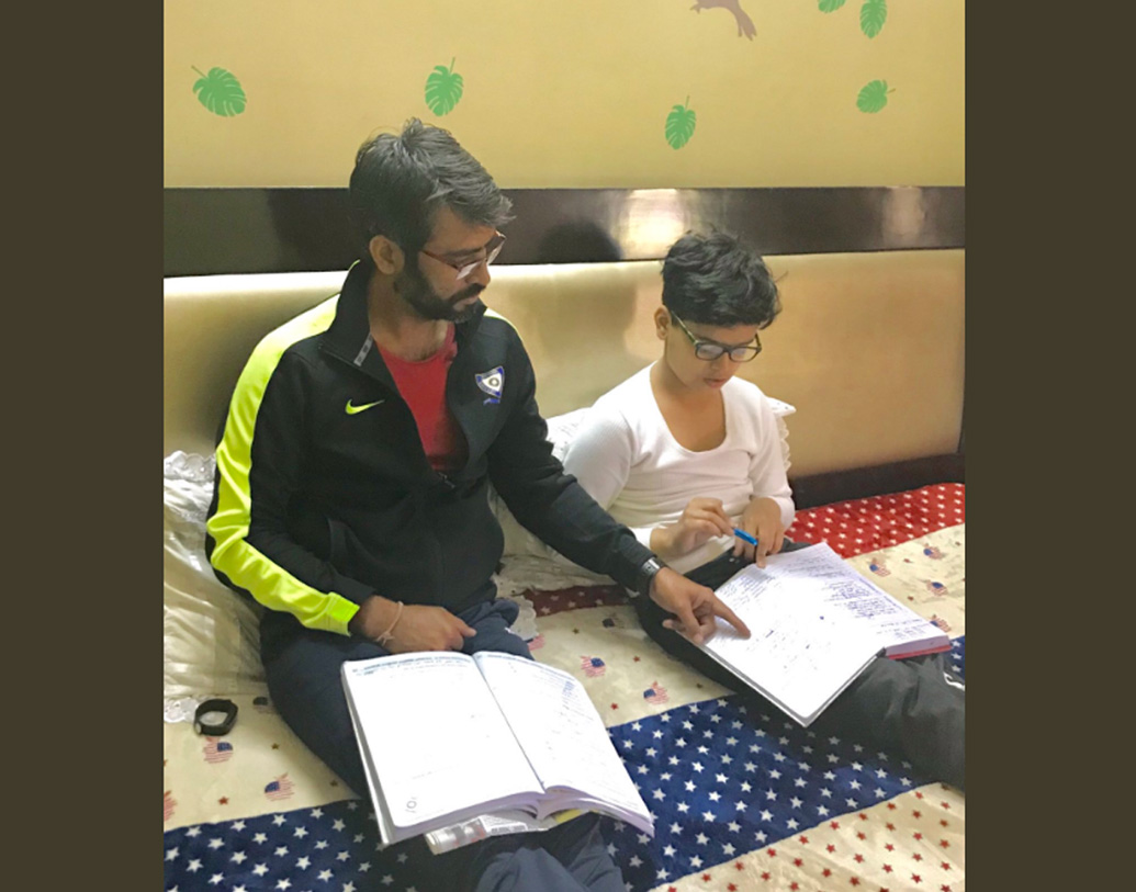 বাবা-মা, স্ত্রী ও সন্তানকে সময় দেওয়াটাও খেলার মতোই জরুরি, এমনটাই বলেন রাত্রা। ছেলের পরীক্ষার সময় রাত জেগে পড়াশোনায় সাহায্য করেন।