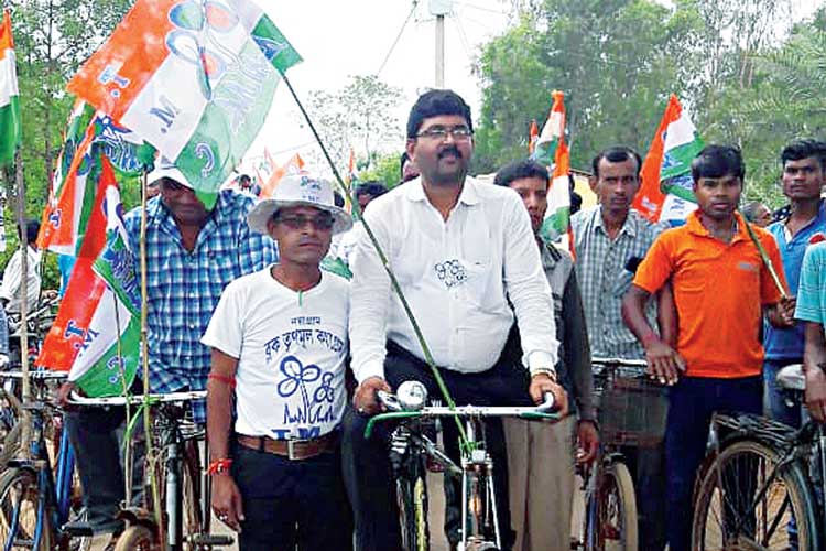 সাইকেলে উজ্জ্বল। —নিজস্ব চিত্র।