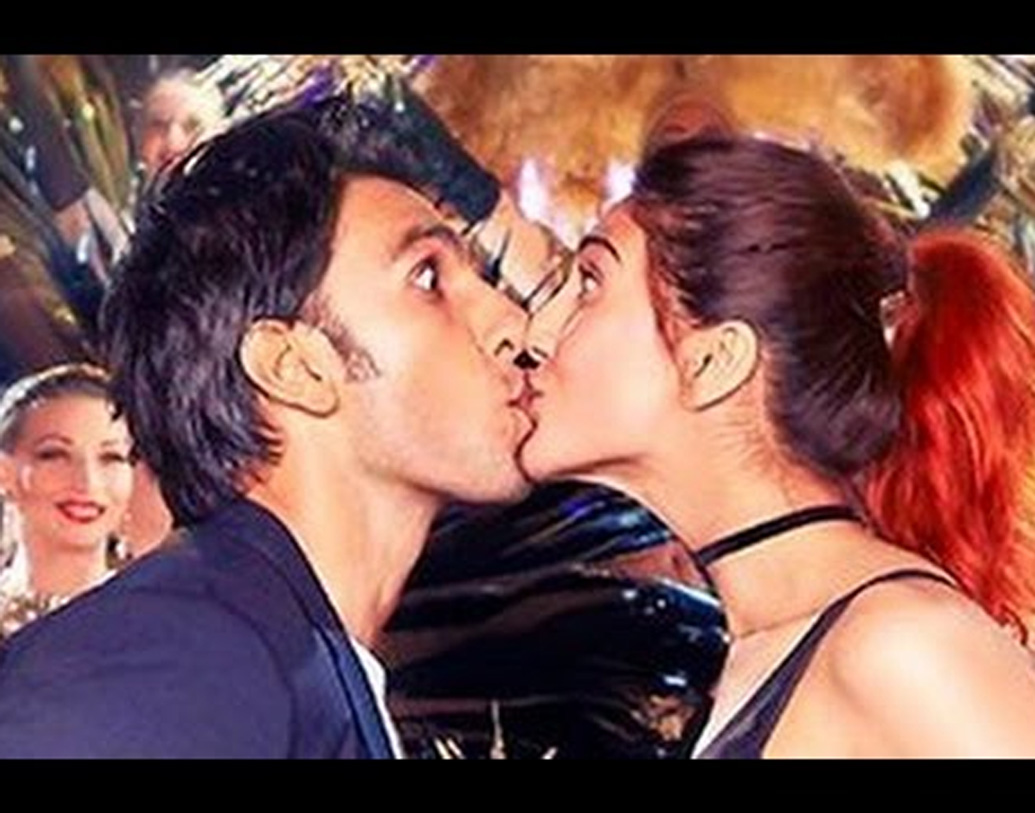 ‘বেফিকরে’ ছবির পোস্টারে রণবীর সিংহের সঙ্গে লিপলকের দৃশ্যের জন্য সোশ্যাল মিডিয়ায় আপত্তিকর মন্তব্য শুনতে হয়েছিল তাঁকে।