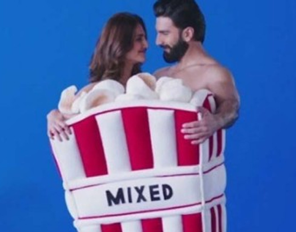 একটি বিজ্ঞাপণী ছবিতে সিনেমা হলে দর্শকদের ডু’জ অ্যান্ড ডোন্ট’স-এর কথা তুলে ধরা হয়েছিল, সেই শুটিংয়ের প্রয়োজনেই নাকি তিনি ও রণবীর সিংহ নগ্ন হয়েছিলেন।